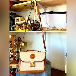 Classic Dooney & Bourke shoulder/crossbody White Leather w/ many compartments